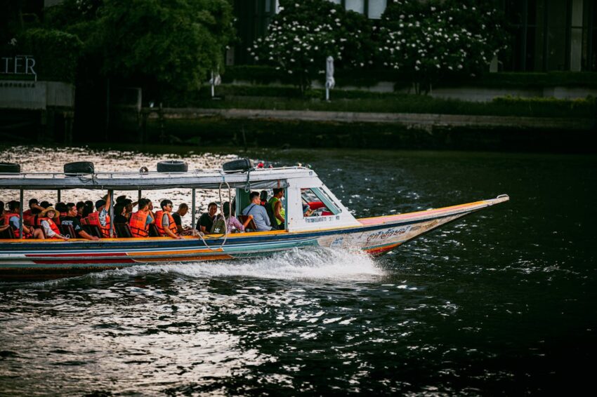 Een boottocht door Groningen over water, bruggen en stad
